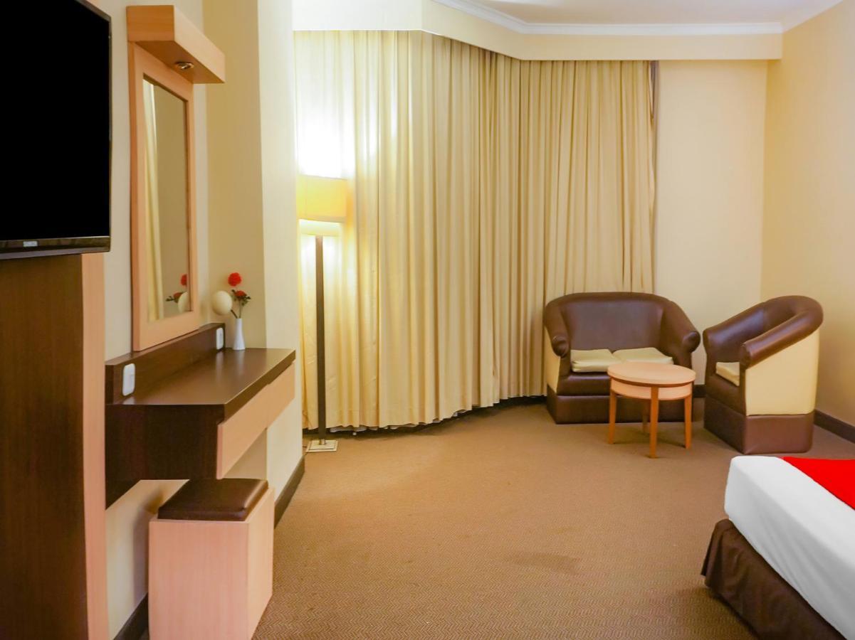 Oyo 3967 Hotel Pantai Wisata Makassar Kültér fotó